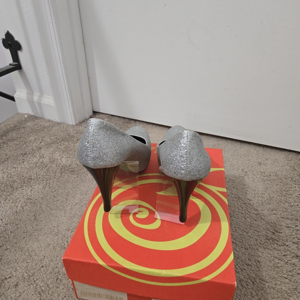 Women Heels - Picture 7 of 13